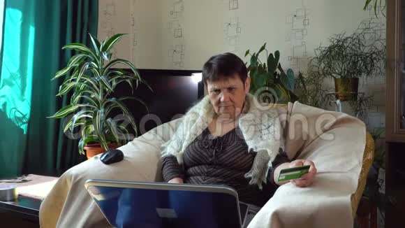 一位老年妇女试图用信用卡支付在互联网上购买的费用视频的预览图