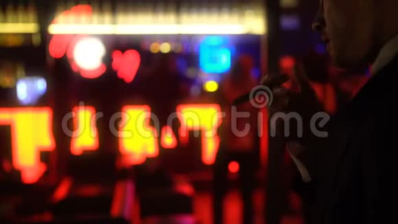 商人在精英酒吧抽雪茄夜总会气氛女人跳舞视频的预览图