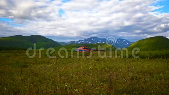 俄罗斯堪察加半岛克罗诺茨基自然保护区直升机起飞的观察视频的预览图