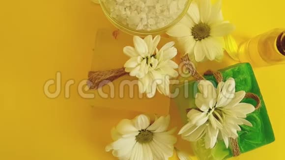 化妆霜黄色背景下的天然菊花慢动作视频的预览图
