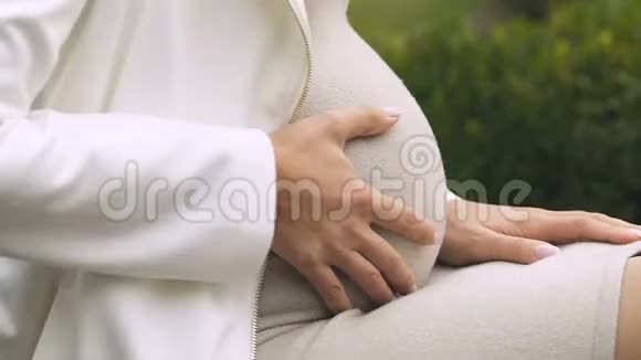 怀孕女性大肚子感觉强烈收缩很快分娩视频的预览图