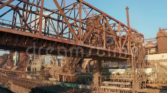 空中观景工业冶金厂的金属结构视频的预览图