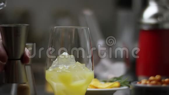 准备橙汁的鸡尾酒酒吧是从冰开始的酒保在现代酒吧准备鸡尾酒酒吧搅拌视频的预览图