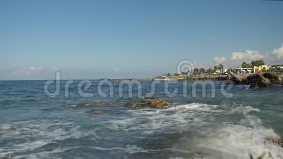 塞浦路斯平静的大海波浪撞击在石头上形成海洋泡沫小岛上风景如画视频的预览图