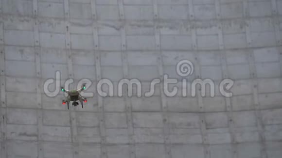无人机飞在混凝土墙上视频的预览图