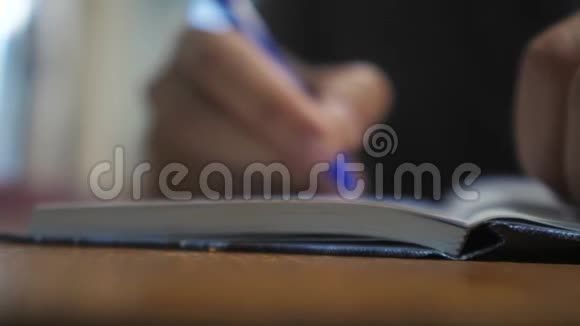 男人在笔记本上写生活方式男人手写在记事本上概念商业教育一个人做笔记视频的预览图