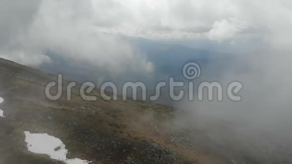 喀尔巴阡山脉的空中拍摄覆盖着雪草和云视频的预览图