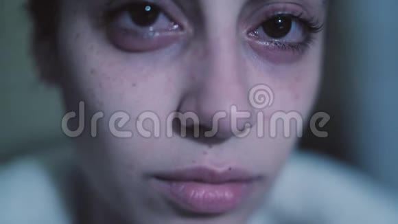 一个哭得很伤心的女人视频的预览图