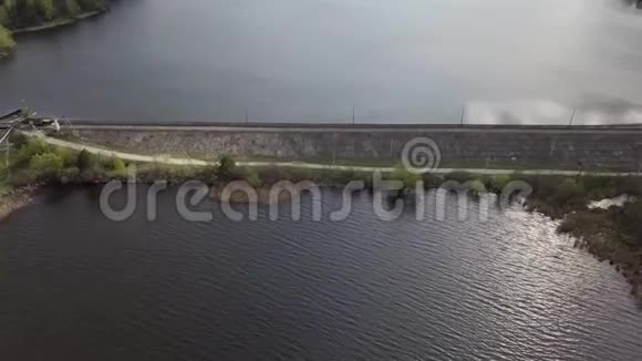 河上小水坝的鸟瞰图视频的预览图