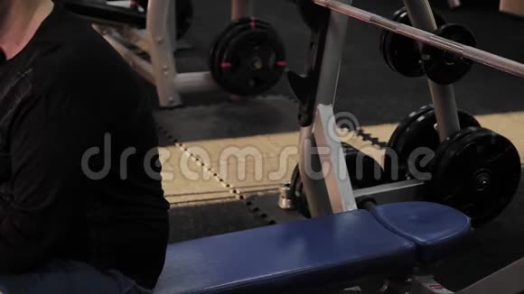 快乐的胖子在健身房里执行错误的长凳按压视频的预览图