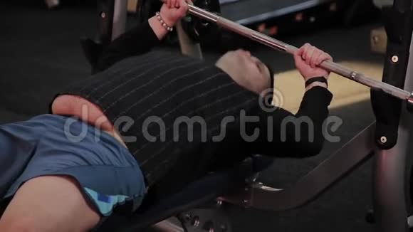 快乐的胖子在健身房里执行错误的长凳按压视频的预览图