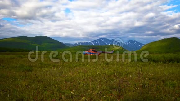 俄罗斯堪察加半岛克罗诺茨基自然保护区直升机起飞的观察视频的预览图