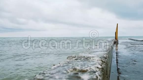 巨大的海浪拍打着码头缓慢的运动视频的预览图