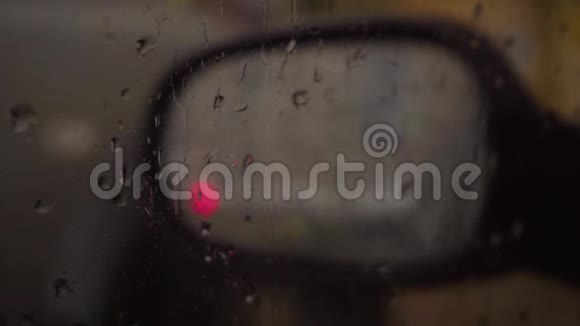 汽车在行驶时一滴水落在汽车的玻璃上视频的预览图
