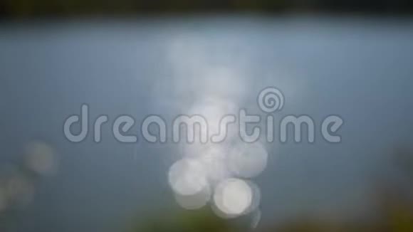 湖中阳光的抽象模糊反射博克背景视频的预览图