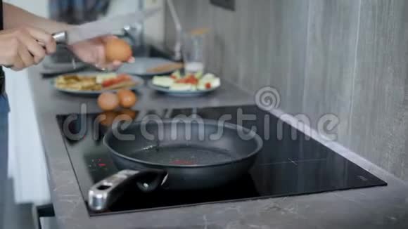 庄稼女人在锅里煎鸡蛋视频的预览图
