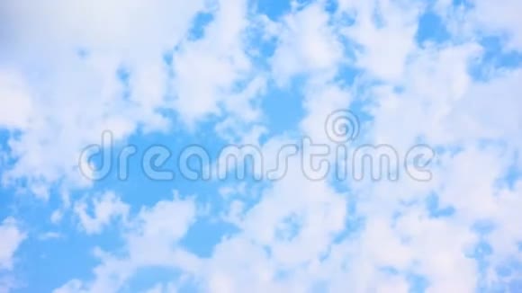 白云划过淡蓝的天空视频的预览图