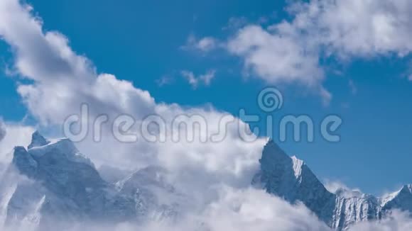 雪山喜马拉雅山在蓝天上造云视频的预览图