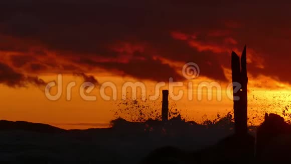海上海浪在戏剧性的日落中飞溅视频的预览图
