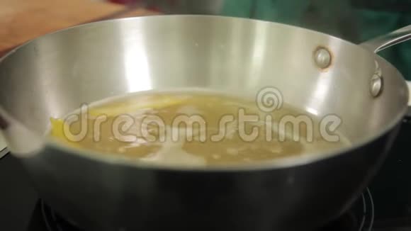 在平底锅上煮橙汁视频的预览图