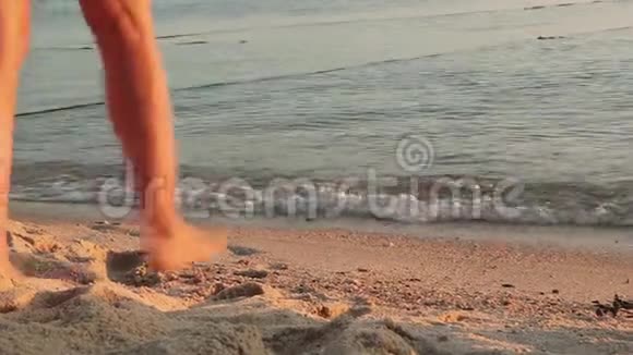 美丽的女人在清爽干净的海洋里着脚视频的预览图