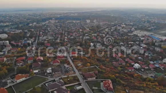 从直升机上飞起的塔在小城市景观古老的建筑房屋乌日霍罗德乌克兰欧洲视频的预览图