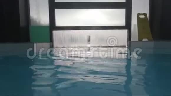 室内和室外游泳池的温暖连接视频的预览图