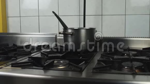 不锈钢锅子放在厨房餐厅或咖啡厅的油腻的肮脏煤气炉上环境不卫生视频的预览图