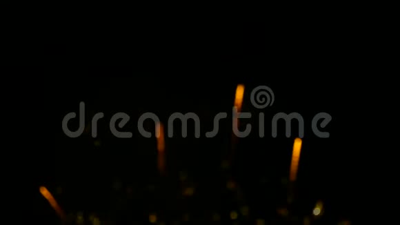 4K烟火背景抽象模糊的真正金色闪光烟花与波克灯在夜空发光的烟花视频的预览图