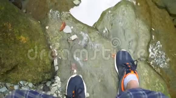人渡山河的丛林自然公园在山上在石头上徒步穿越石头河和石头视频的预览图