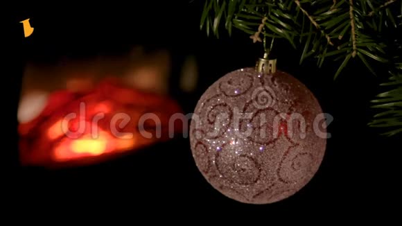 圣诞玩具在冷杉树枝的背景下燃烧着壁炉和新出现的铭文新年快乐视频的预览图