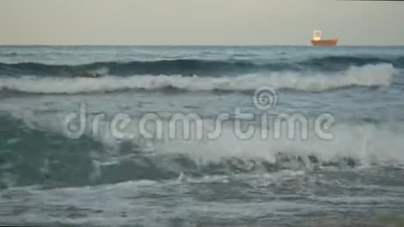 小货运船在汹涌的塞浦路斯海上航行巨浪覆盖石头溅起水花制造泡沫视频的预览图