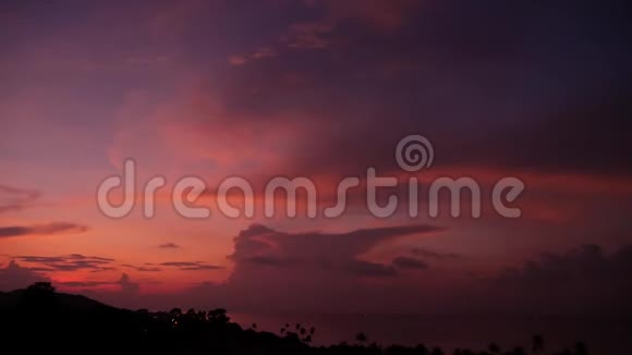 雄伟的热带紫色夏季夕阳在海面上群山的轮廓戏剧性黄昏的空中景色视频的预览图
