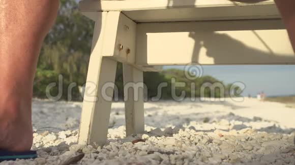 沙滩沙石带腿视频的预览图