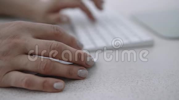 在办公室里用键盘打字时把女性的手收起来视频的预览图