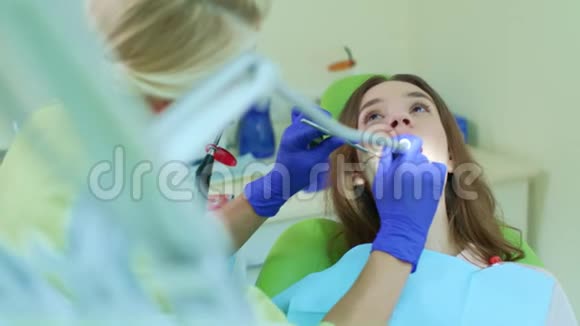 口腔医生使用高速牙钻牙痛治疗视频的预览图