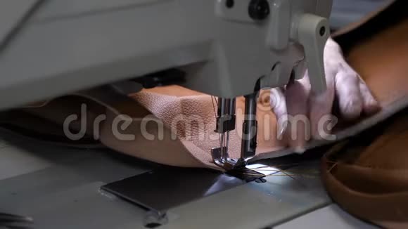人造革缝制工艺缝纫机的针在运动中女裁缝在缝纫中缝制黑色皮革视频的预览图
