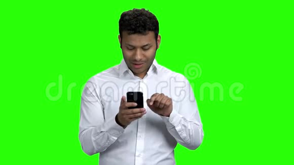 年轻的印度男人用手机视频的预览图