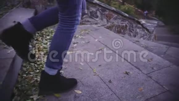 女人在公园里散步特写镜头慢动作射击视频的预览图