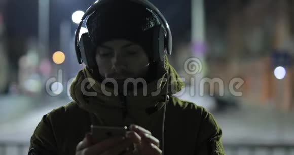 在夜城展示智能手机空屏的男人视频的预览图