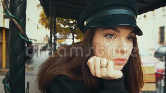 迷人的黑色帽子时尚模特迷人的年轻女子肖像视频的预览图