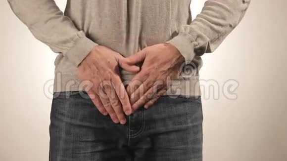 人捂着尿道疼痛男人在白人背景上有问题医学概念视频的预览图
