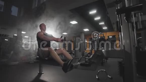 非常有力量的运动员健美运动员在室内用健身器进行锻炼视频的预览图