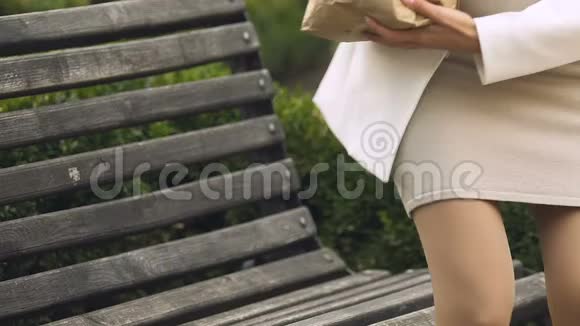 有购物袋的孕妇坐在长凳上休息单身母亲视频的预览图