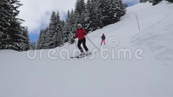 滑雪者在山上的松林坡上滑雪雕刻风格视频的预览图