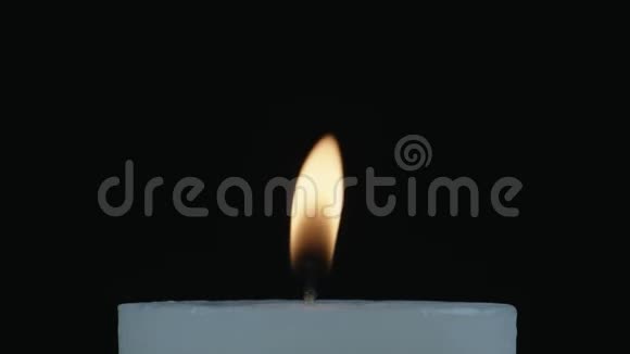 白色蜡烛与闪烁的火焰视频的预览图