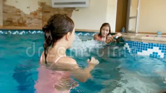 两个姐姐在游泳池和泼水的4K视频视频的预览图