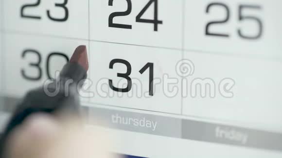 纸日历上的女人手圈日每月31日视频的预览图