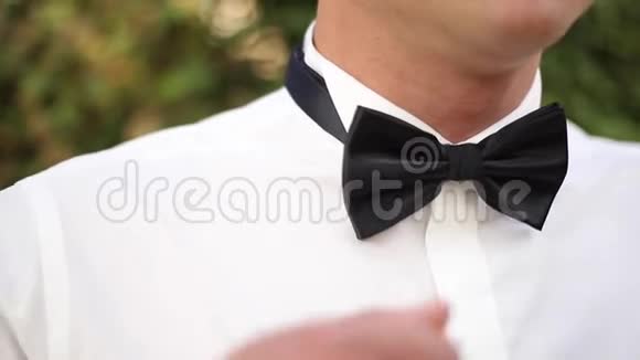 穿在外面的帅哥白色衬衫和黑色领结古典的男人视频的预览图