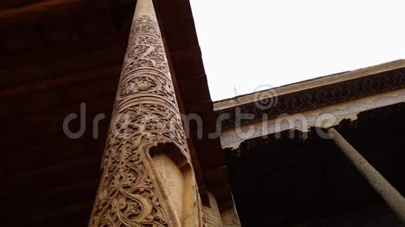 乌兹别克斯坦寺庙中雕刻的木柱视频的预览图